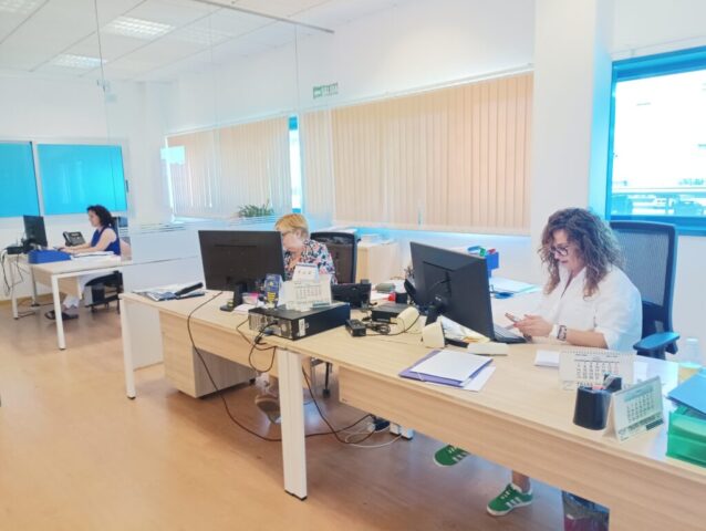 Carmen, Maricarmen y Maite, en tareas administrativas