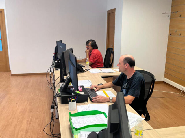 Jose y Pablo, revisando viajes