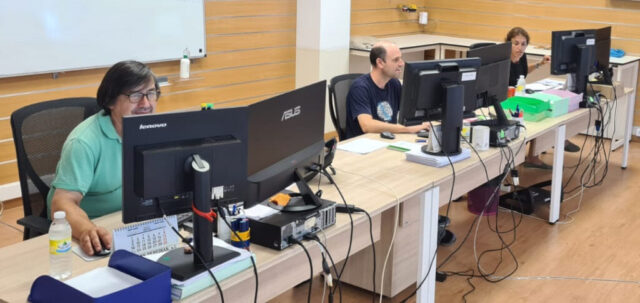 Anxela, Pablo y Jose, revisando datos.