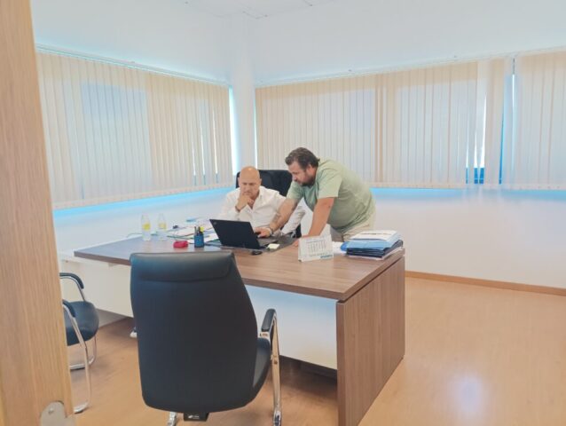 Alejandro y Damián planificando la estrategia de la empresa