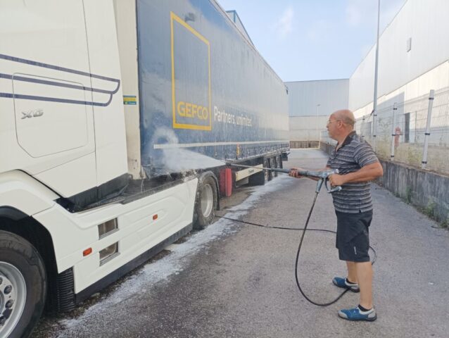 Sergio lavando su camión