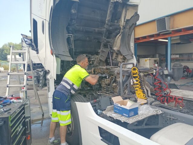 De nuevo Juan practicando su afición favorita: psicoanalizar camiones