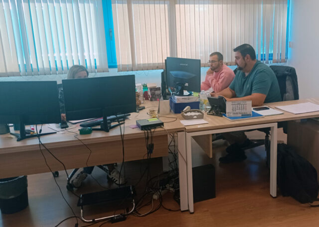 El trío gestor: Sonia, Aurelio e Ian (la nueva generación) afinando viajes y sonrisas.