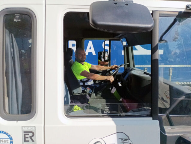 Edu y su camión, el “Volvito”: manos firmes en el volante, mirada en la ruta y el GPS en negociación. El camión que cree que siempre tiene prioridad. Siempre se ponen de acuerdo solo en una cosa: seguir adelante.