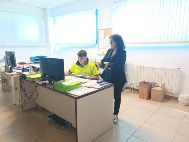 Lali a lo profesora; Dani atento como alumno estrella de la nueva generación del almacén.