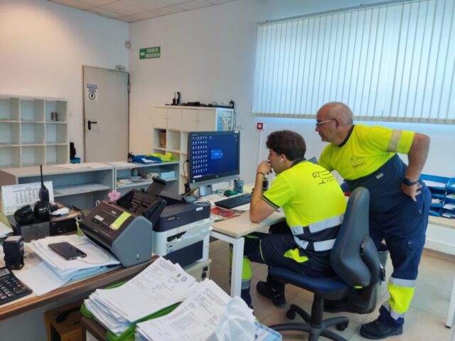 Miguel y Odilo en el ordenador